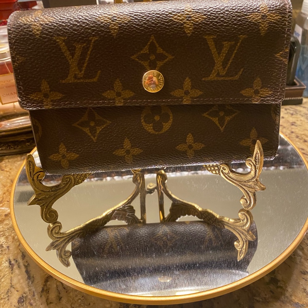 Authentic LV monogram trifold wallet. Excellent condition with dust bag.